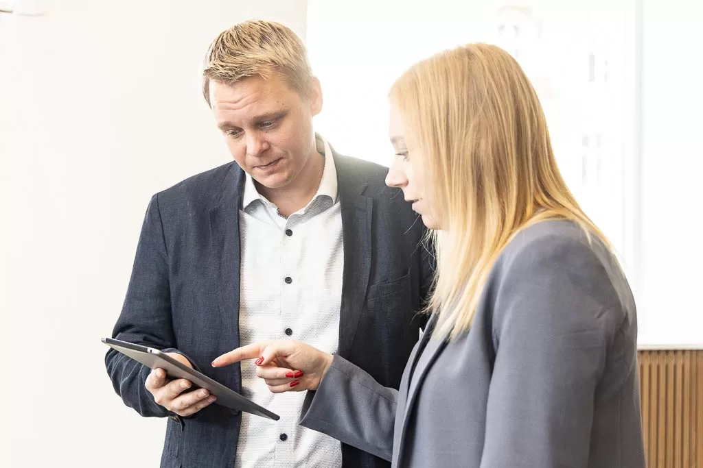 reputation specialister diskuterer sag