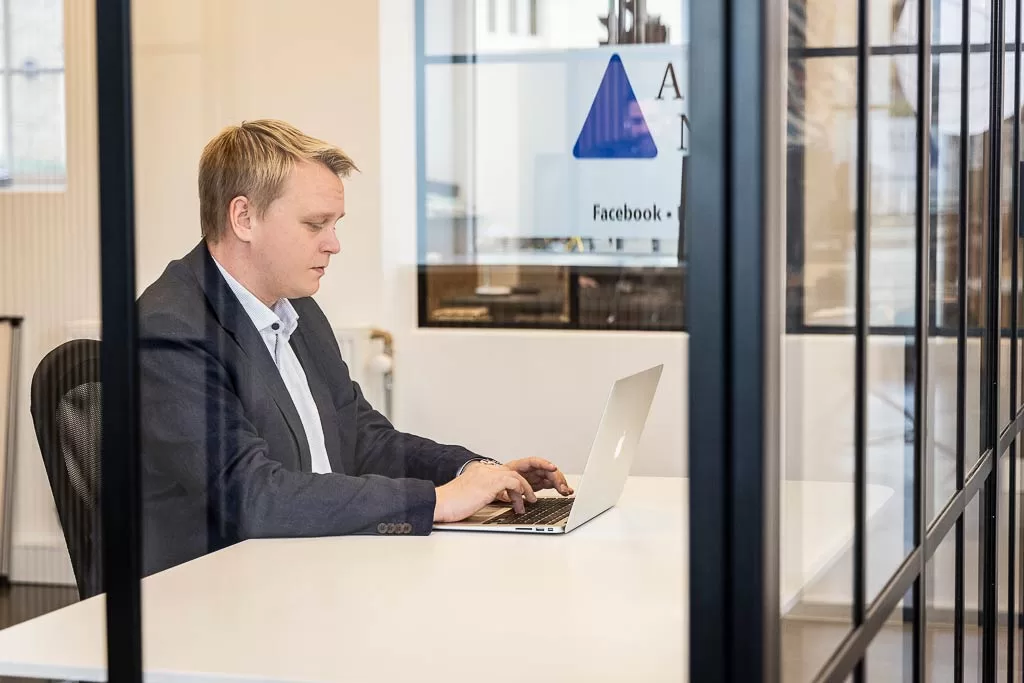 reputation specialist kommunikerer med kunde